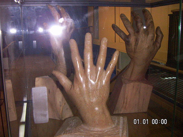 Escultura, manos de madera