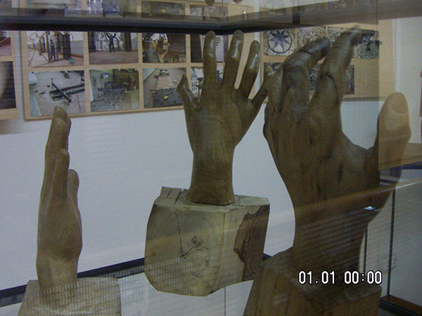 Escultura, manos de madera